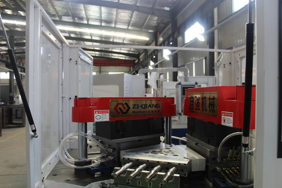 Une machine de moulage par injection à très haut débit et capable de produire une gamme assez diversifiée de bouteilles.